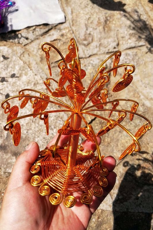 心靈手巧攤販景區賣自制銅絲工藝品 只為掙手工費 生意好要等旺季